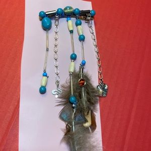 Charm hair clip with feathers
